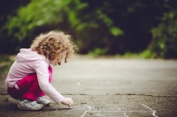 3-летнюю девочку, которая одна гуляла ночью по Молодечно, не стали забирать из семьи