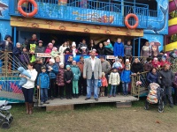 Фотофакт: рекордсмен Кирил Шимко пригласил детей из многодетных семей и сирот покататься на аттракционах