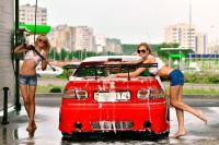 Девушки в откровенных нарядах будут мыть машины на автомойке в Гродно