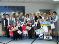 Воспитанники детского дома поздравили сотрудниц банка ВТБ с 8 марта