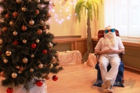 Теплый Новый год: на праздник в Понемуньский детский дом Дед Мороз пришел в летней одежде и солнцезащитных очках